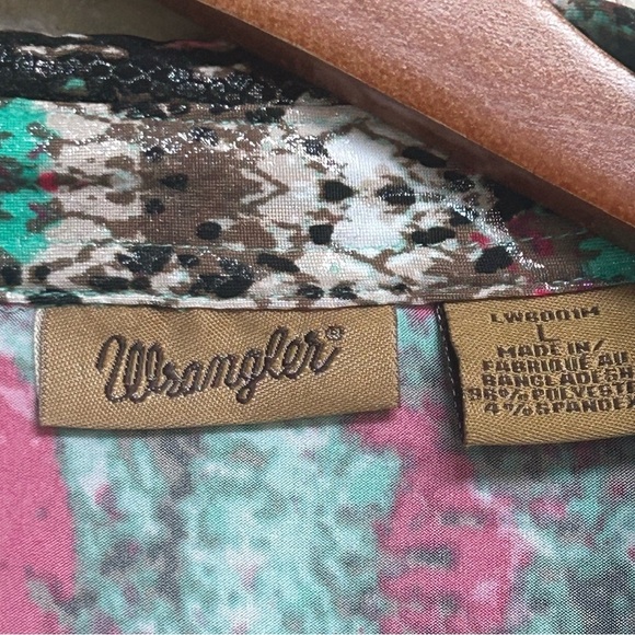 Wrangler Women’s Button-Up Shirt Size Large Multicolor Snake Print Long Sleeve - Picture 4 of 4